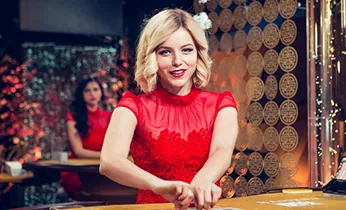 Biểu tượng bảo mật với khóa và lá chắn, thể hiện sự an toàn dữ liệu